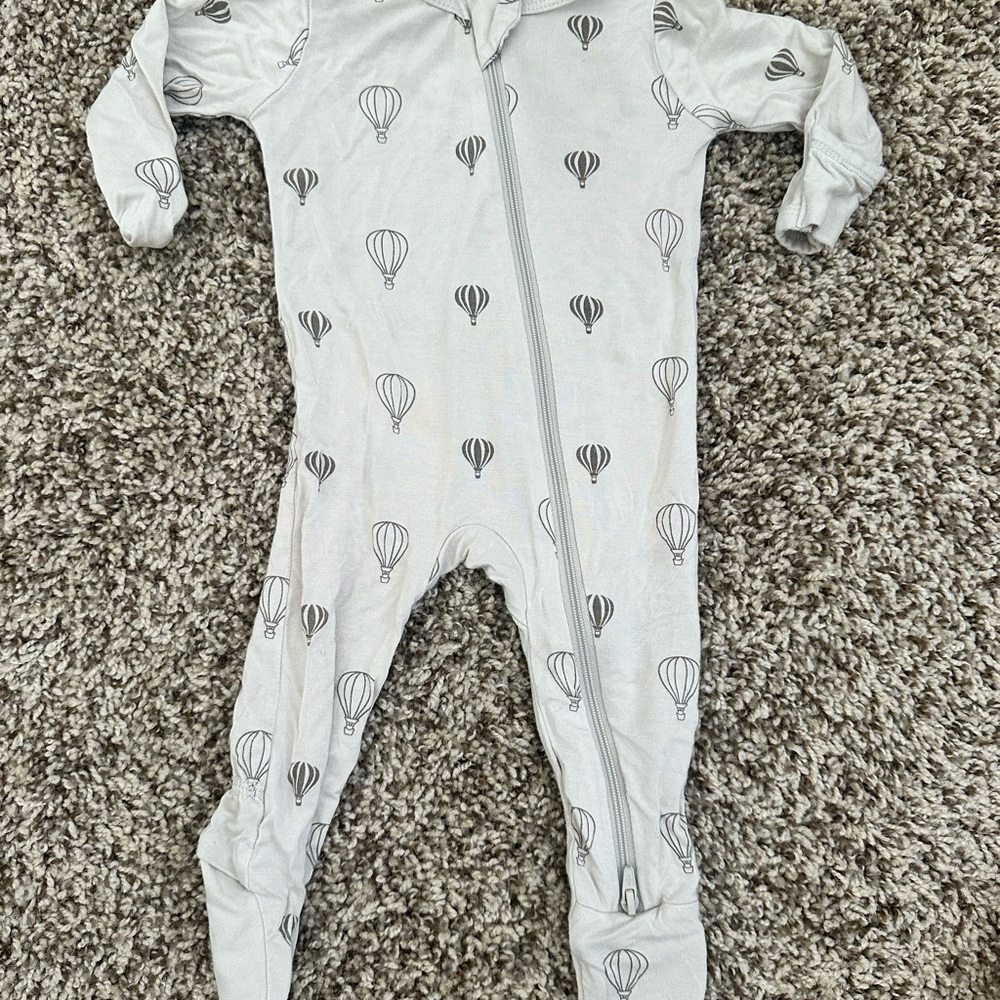 Kyte BABY Light Gray Footed One-Piece with Hot Air Balloon Print